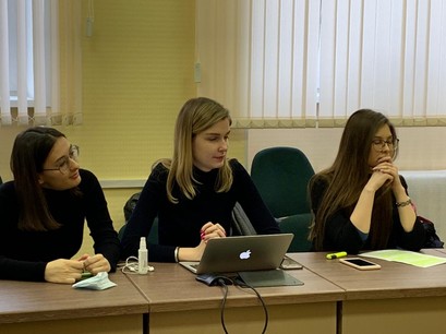 В дискуссии приняли участие студенты из Китая, Нигерии и России. Фото: ИнЭУ УрФУ