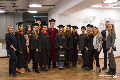 Руководитель программы с выпускниками 2021 года. Фото: Ксения Комарова
