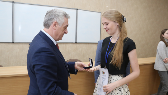 Anna Bondyreva, a 2nd year student at GSEM UrFU, receives the main prize from the rector of USUE